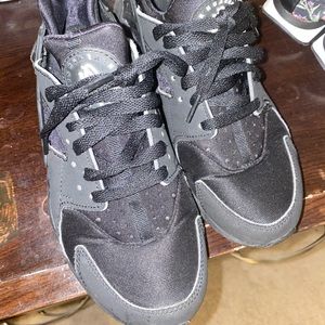 Black haurache 6.5 youth